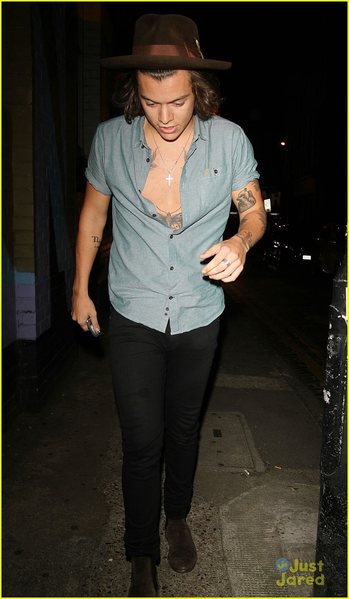 harry styles leaves his shirt unbuttoned 03