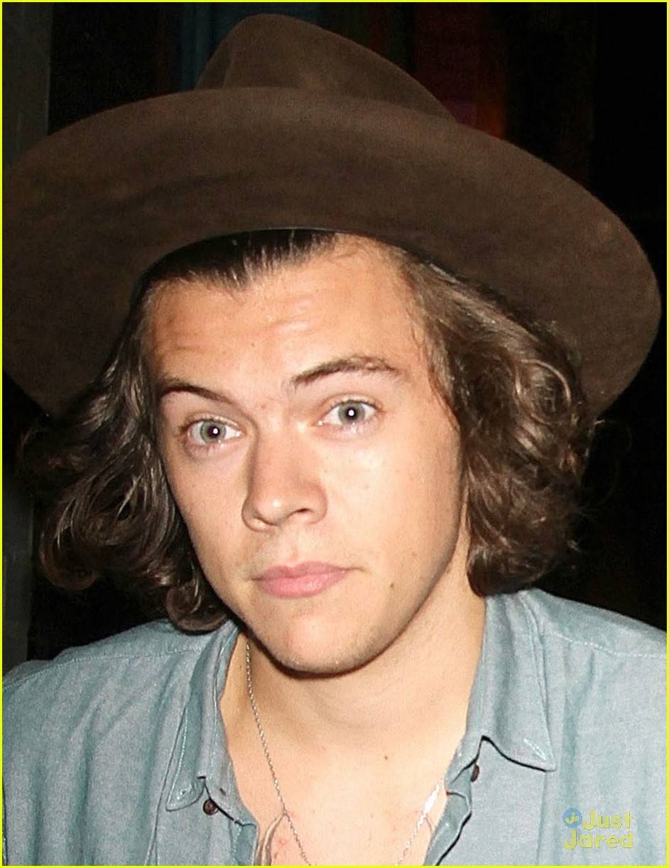 harry styles leaves his shirt unbuttoned 04