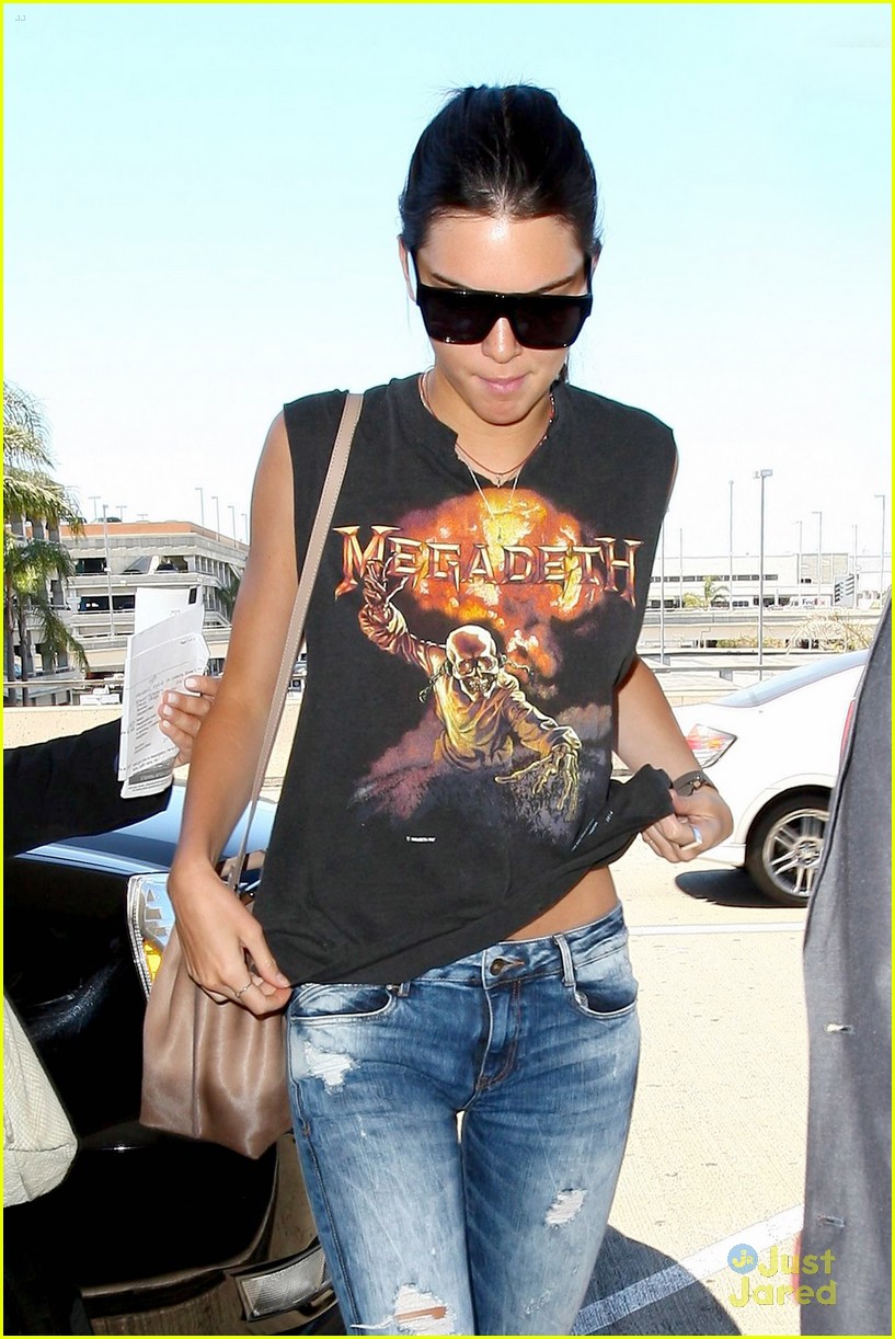kendall kylie jenner megadeath tee lax airport 06