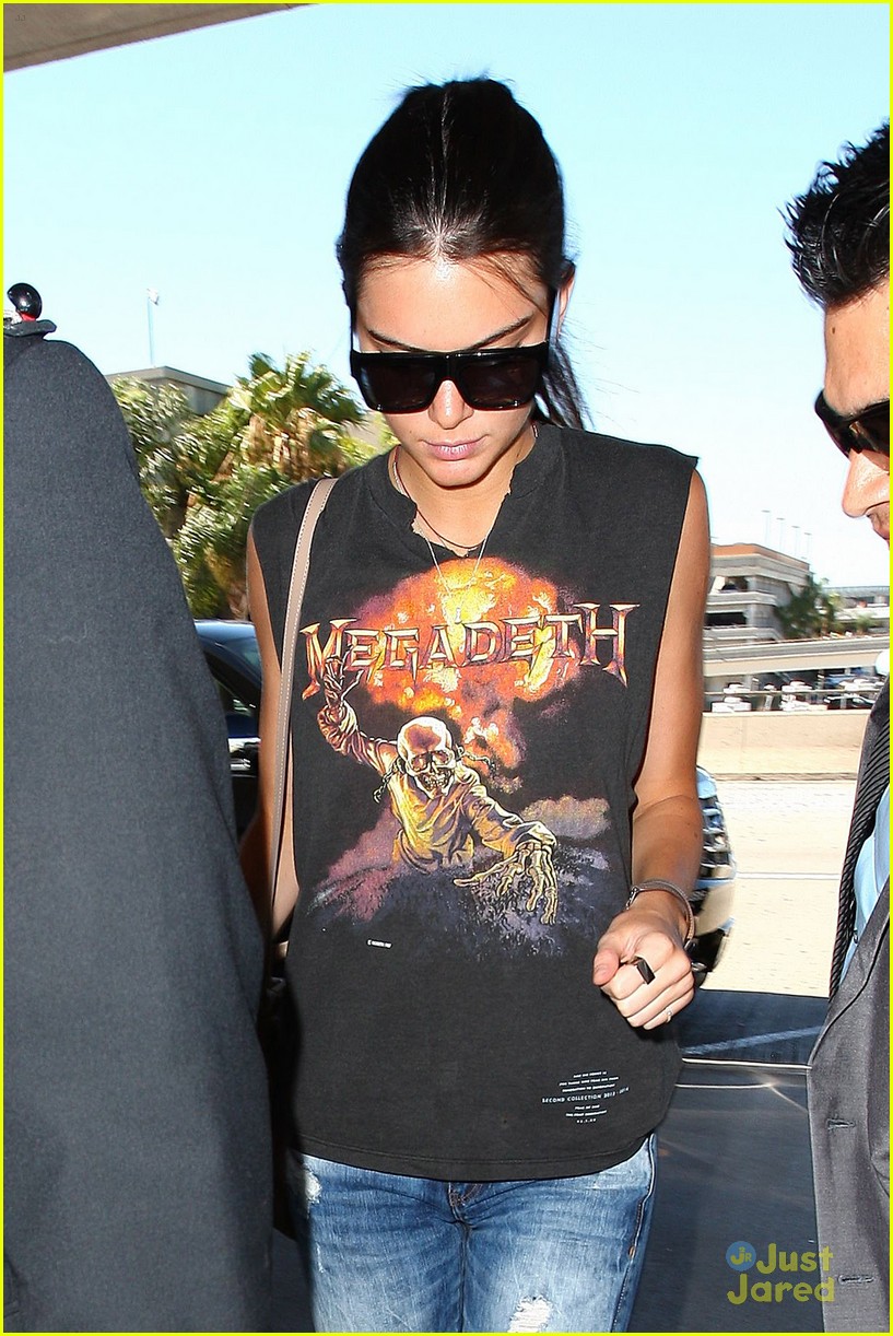 kendall kylie jenner megadeath tee lax airport 12