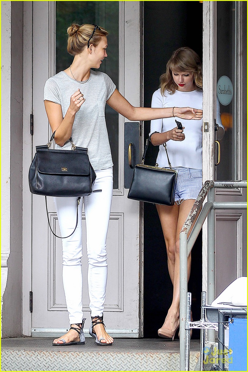 karlie kloss nyc subway lunch with taylor swift 07