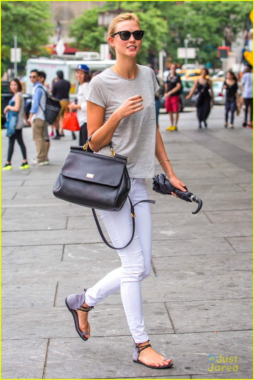 karlie kloss nyc subway lunch with taylor swift 20