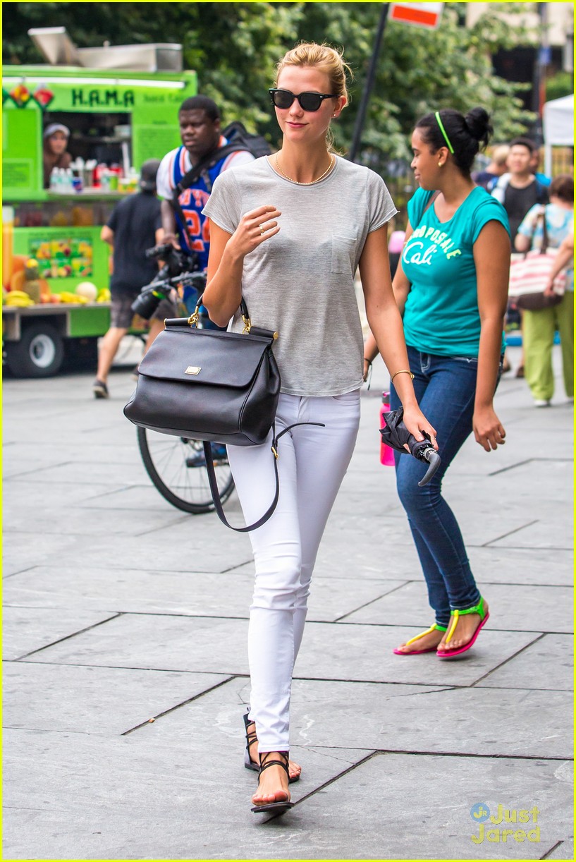 karlie kloss nyc subway lunch with taylor swift 24