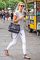 karlie kloss nyc subway lunch with taylor swift 22
