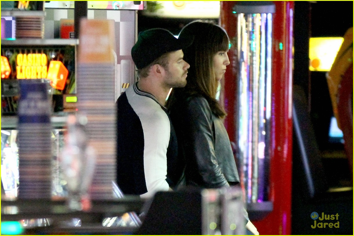 kellan lutz cozies up mystery brunette after young hollywood 04