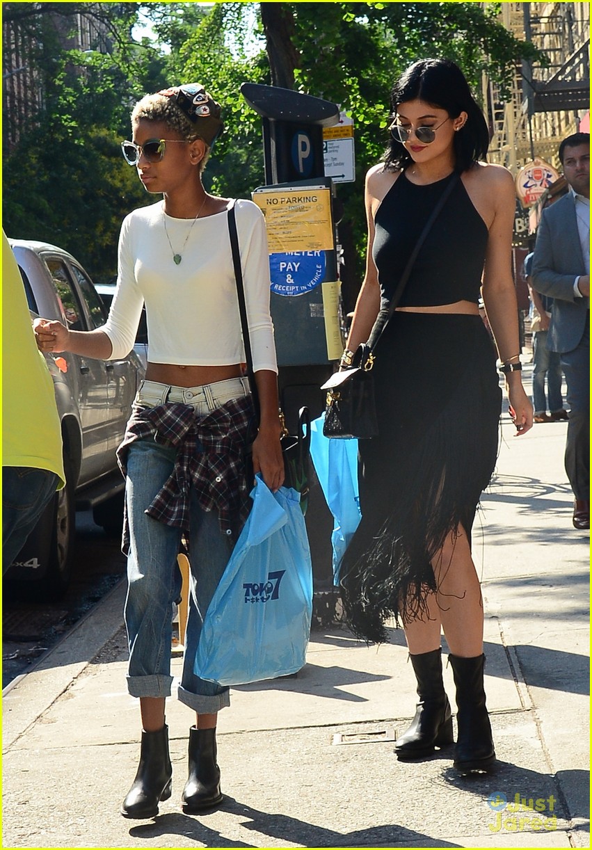 kylie jenner boating family kylie shopping willow smith 01