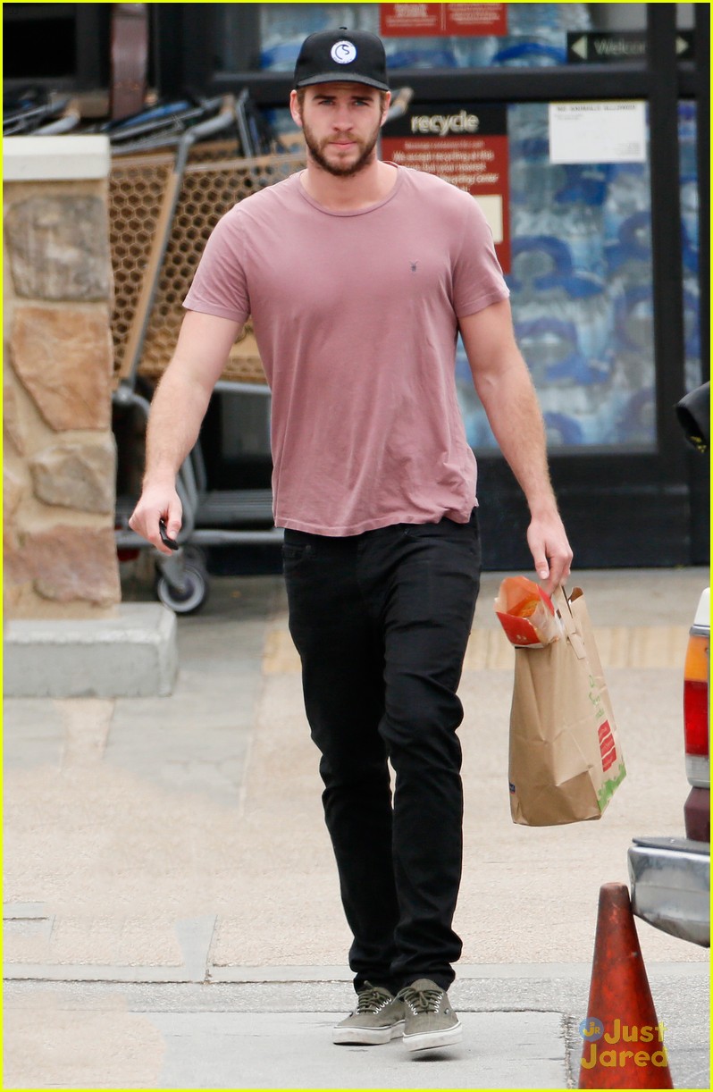 liam hemsworth steps out after talking miley cyrus 04