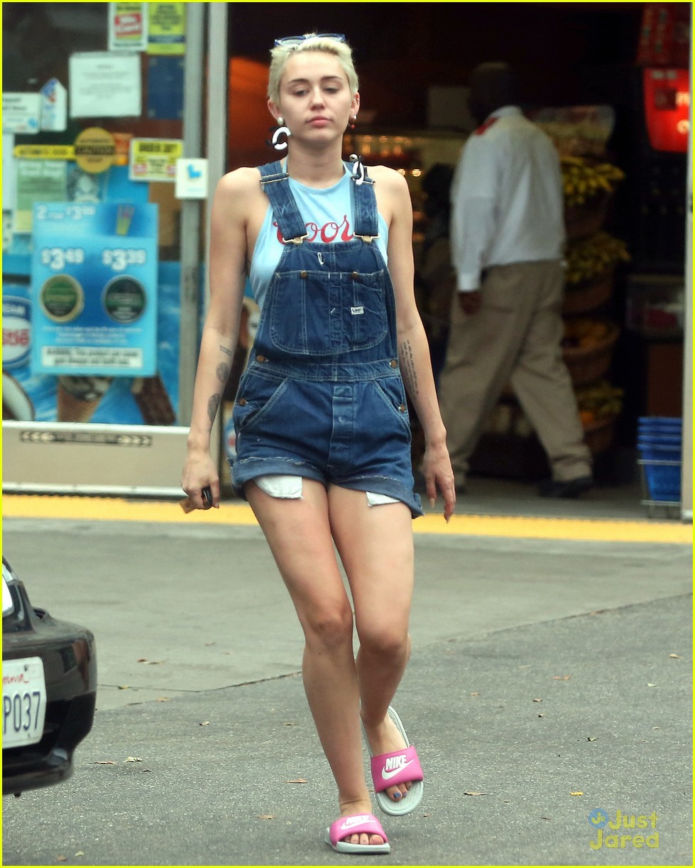 miley cyrus picks something off the ground gas station 08