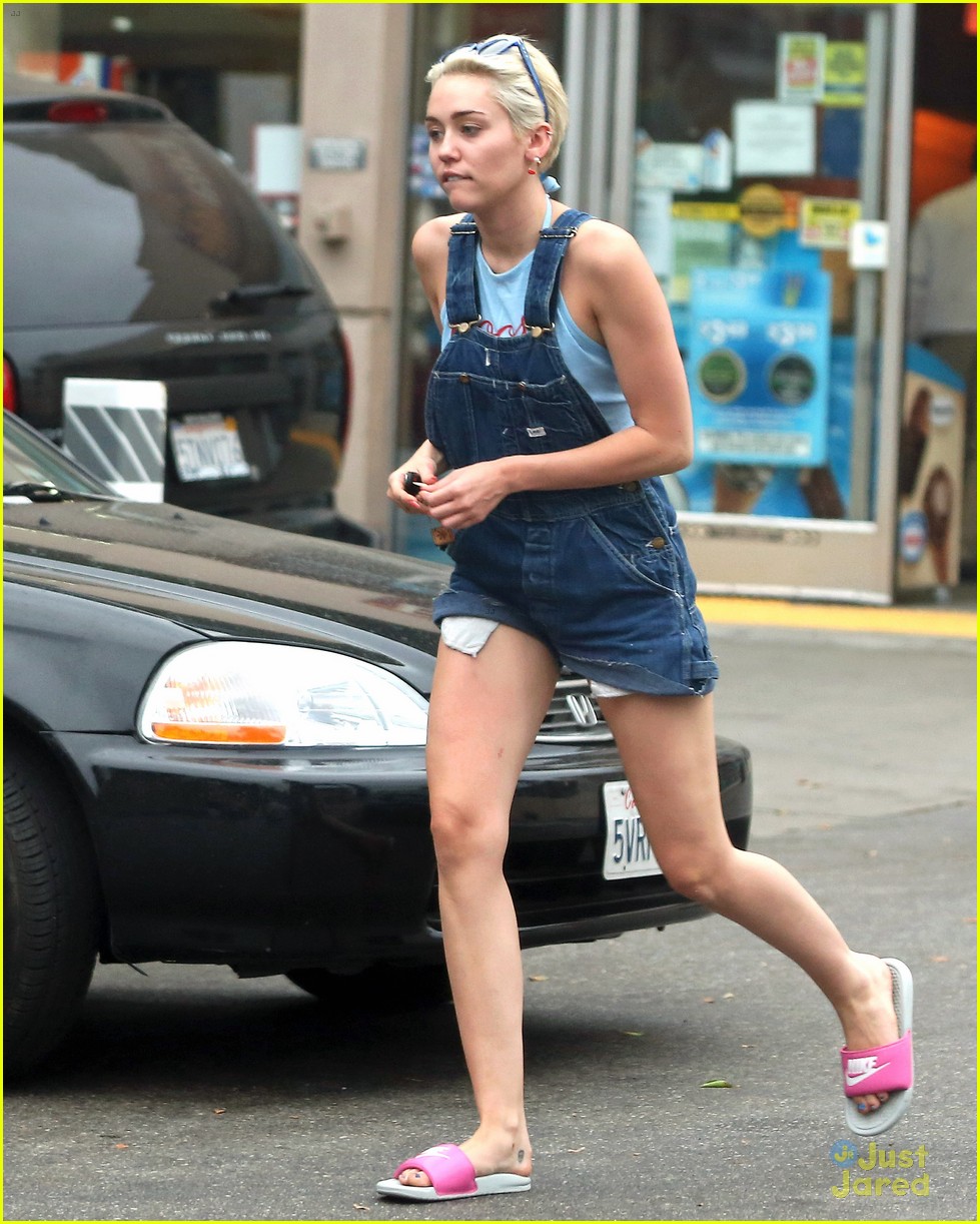 miley cyrus picks something off the ground gas station 13
