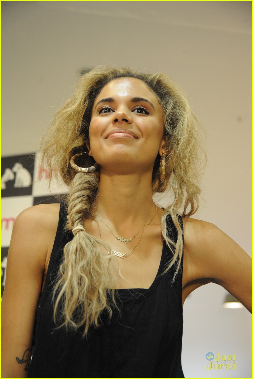neon jungle hmv signing party 05