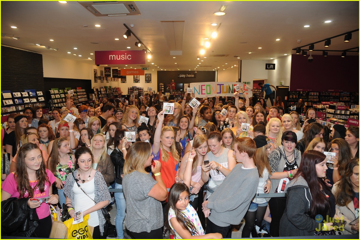 neon jungle hmv signing party 07