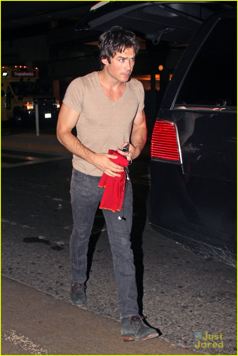 ian somerhalder makes his way to comic con after weekend with nikki reed 03