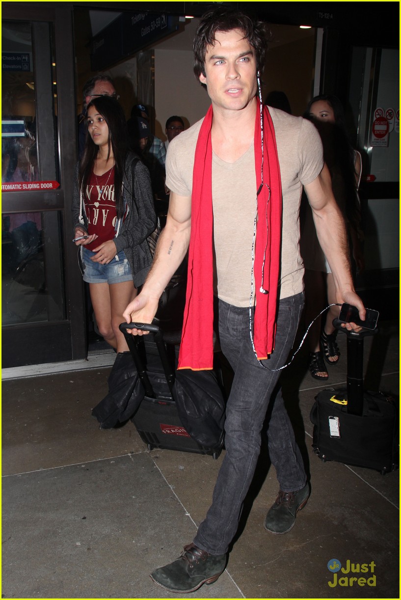 ian somerhalder makes his way to comic con after weekend with nikki reed 04