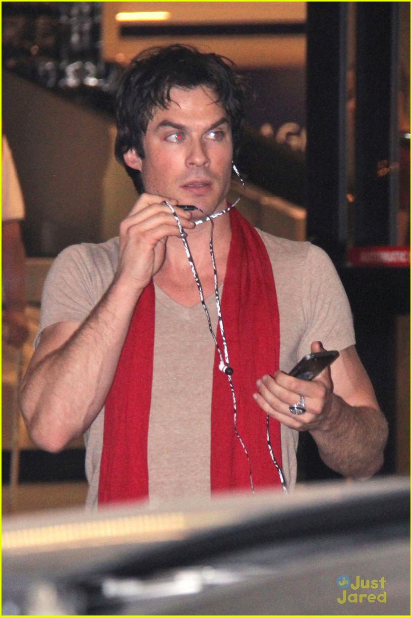 ian somerhalder makes his way to comic con after weekend with nikki reed 05
