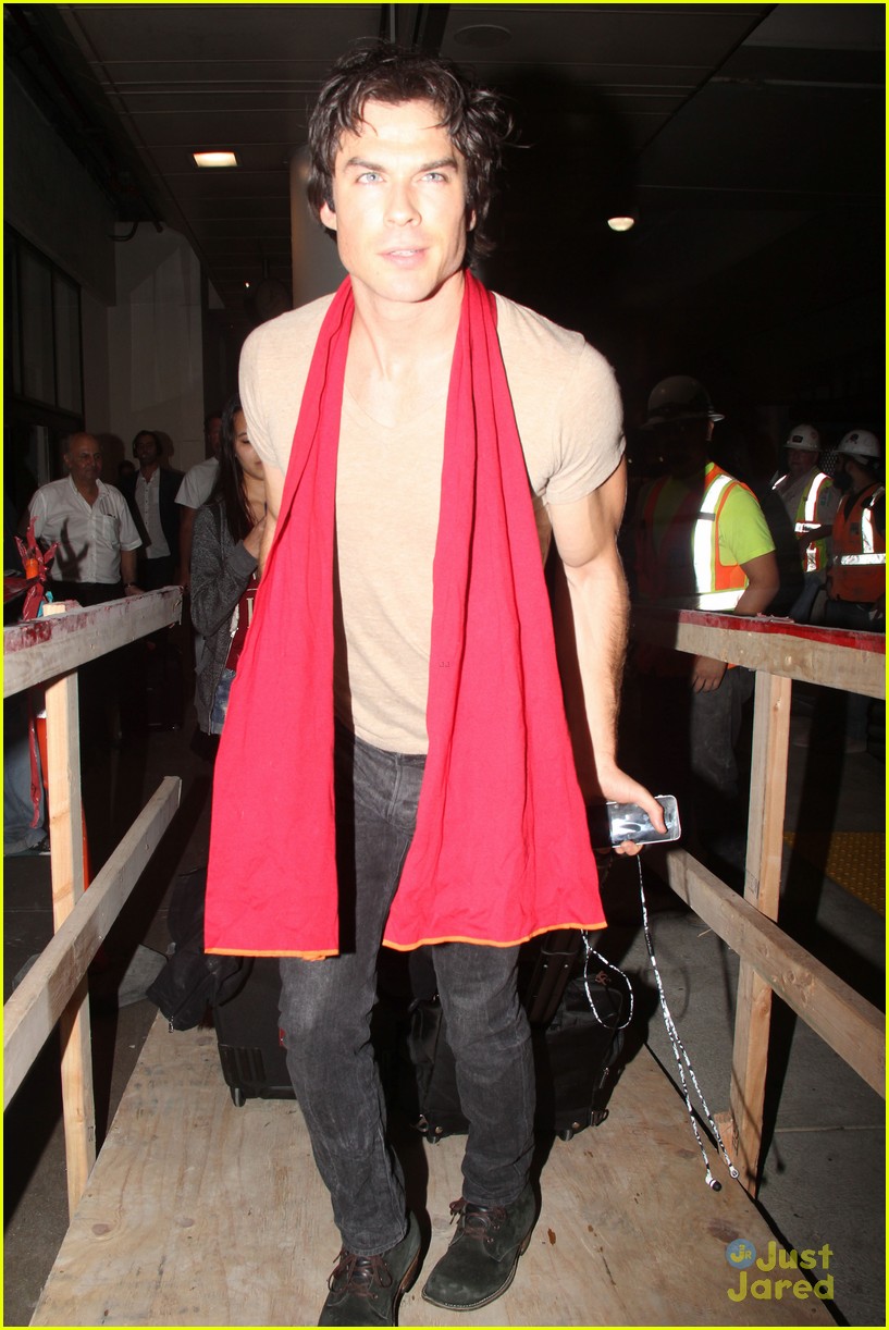 ian somerhalder makes his way to comic con after weekend with nikki reed 07