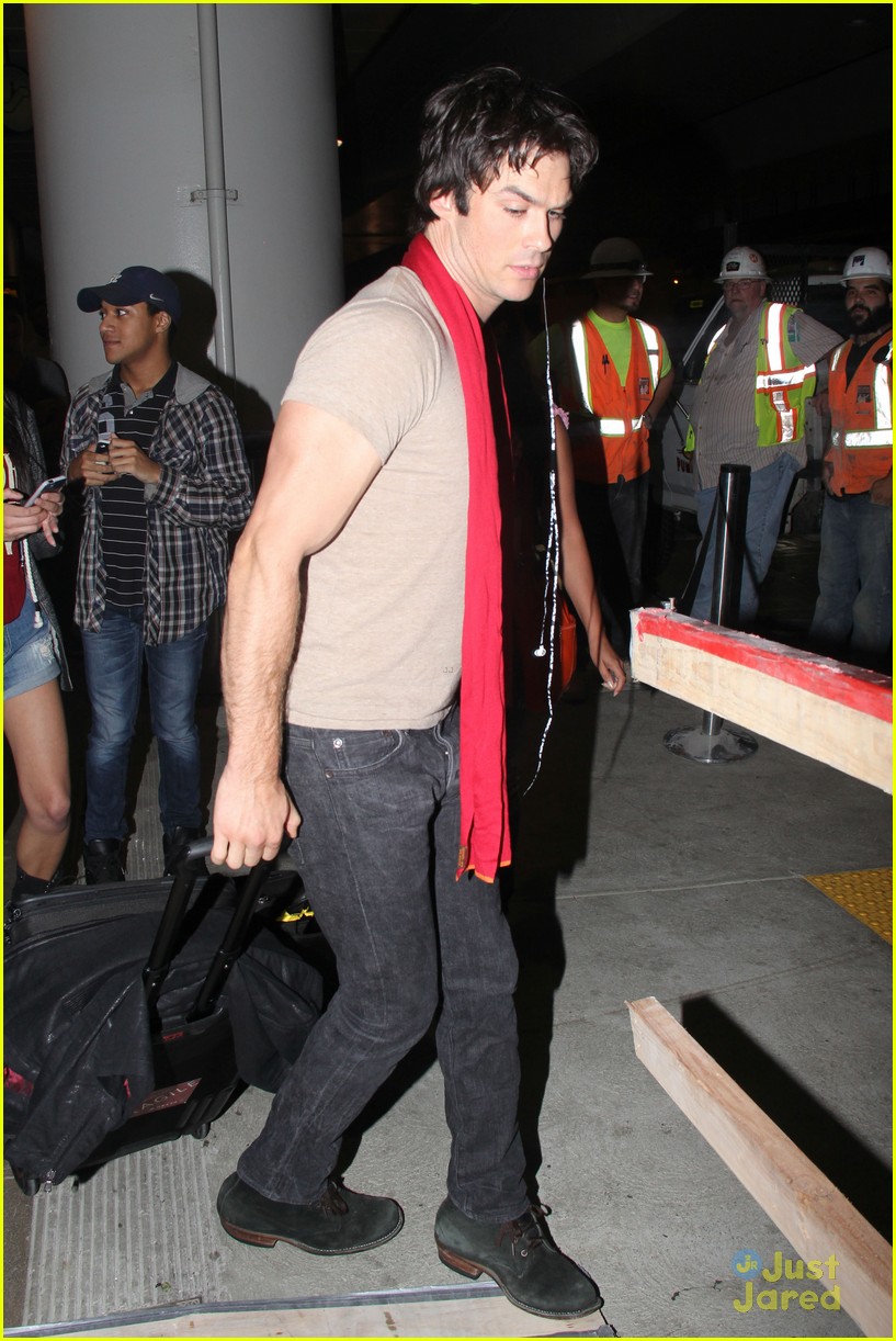ian somerhalder makes his way to comic con after weekend with nikki reed 08