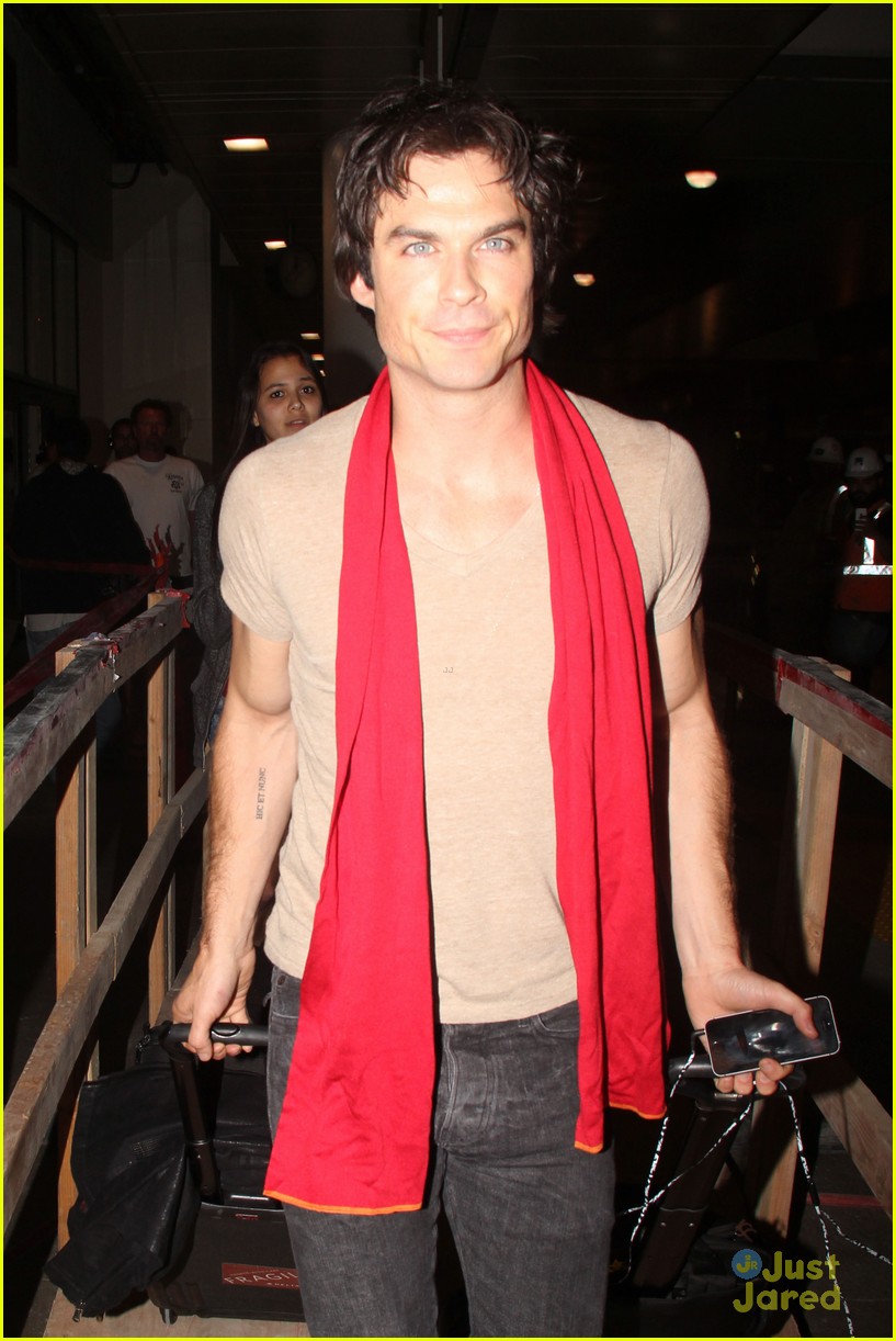 ian somerhalder makes his way to comic con after weekend with nikki reed 10