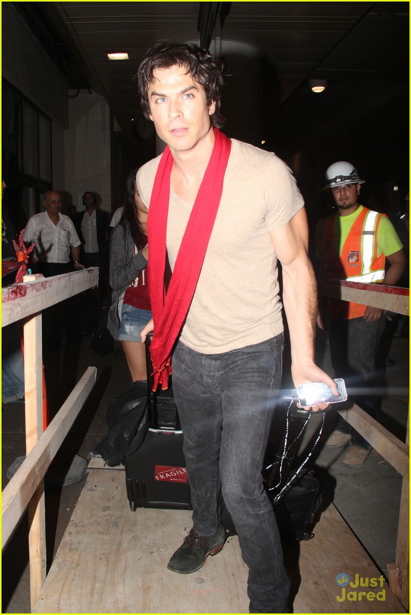 ian somerhalder makes his way to comic con after weekend with nikki reed 11