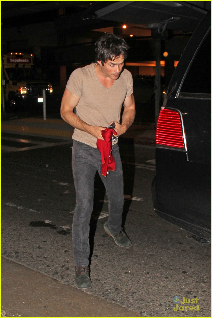 ian somerhalder makes his way to comic con after weekend with nikki reed 17
