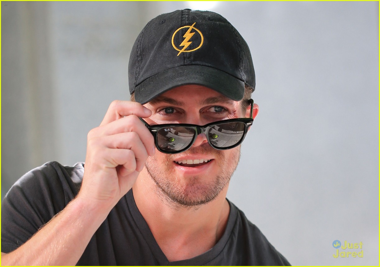 stephen amell flash hat caity sdcc spotting 07