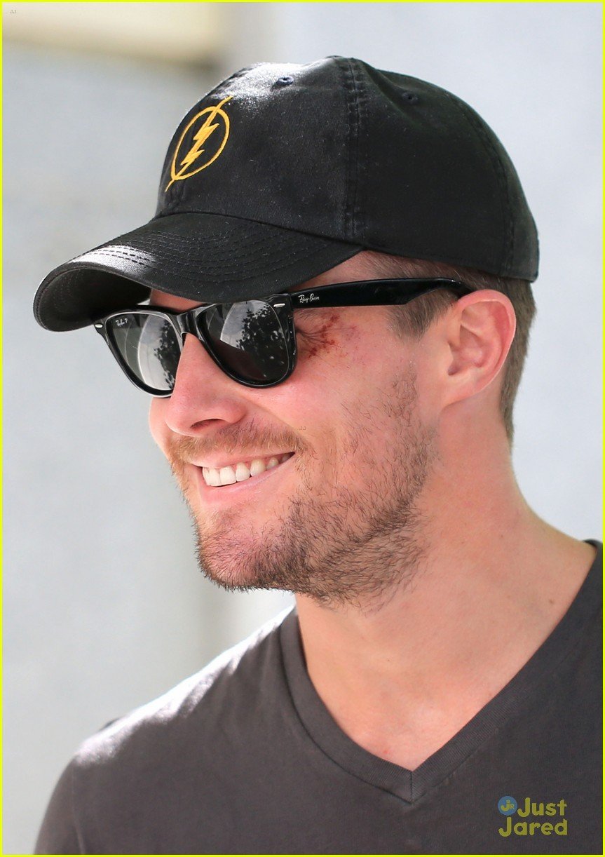 stephen amell flash hat caity sdcc spotting 08