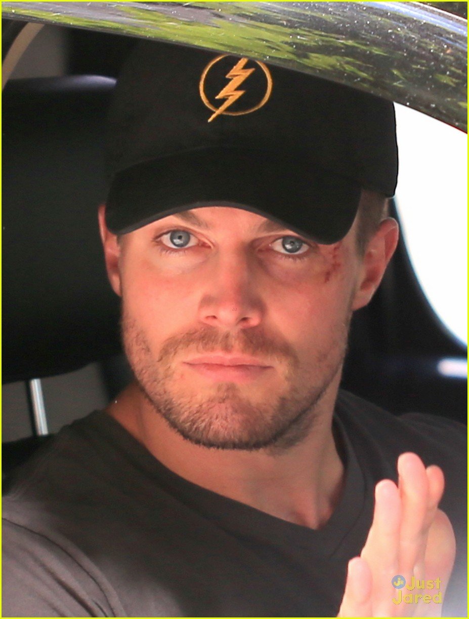 stephen amell flash hat caity sdcc spotting 10