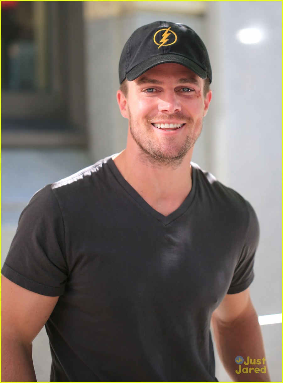 stephen amell flash hat caity sdcc spotting 13