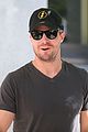 stephen amell flash hat caity sdcc spotting 02