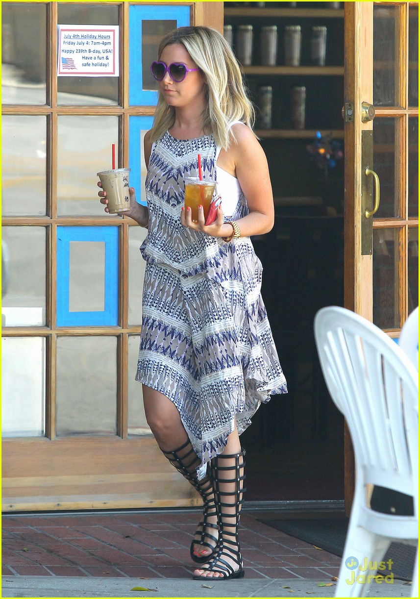 ashley tisdale drinks 29th bday 06