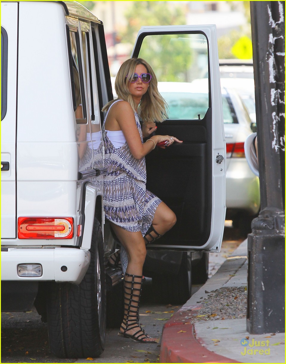 ashley tisdale drinks 29th bday 09