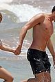 tyler blackburn kiss girlfriend beach maui vacation 12