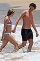 tyler blackburn kiss girlfriend beach maui vacation 16
