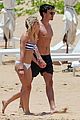 tyler blackburn kiss girlfriend beach maui vacation 25