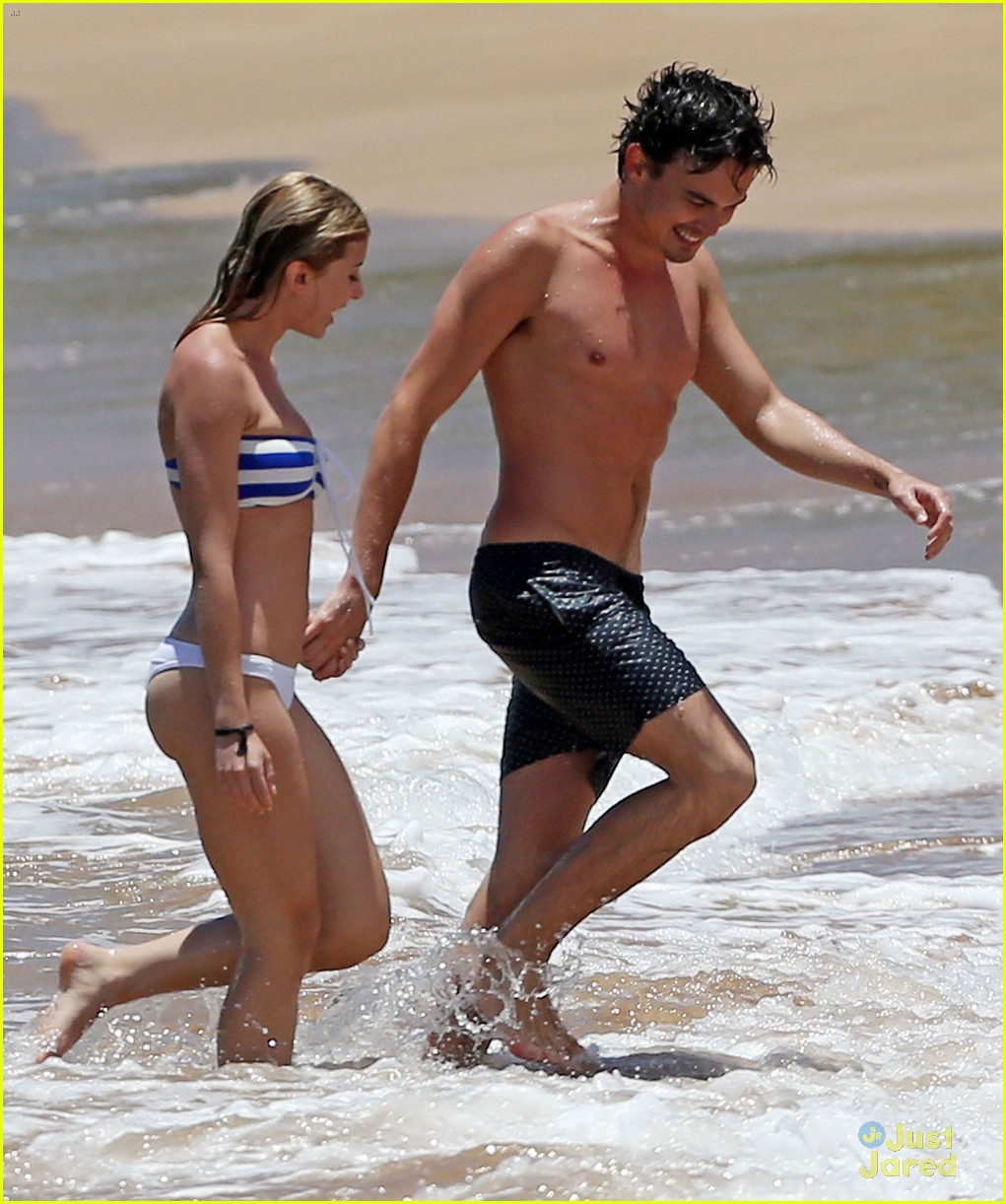 Tyler Blackburn Kiss Girlfriend Beach Maui Vacation 01 