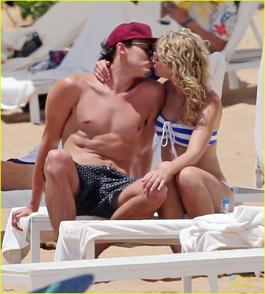 tyler blackburn kiss girlfriend beach maui vacation 05