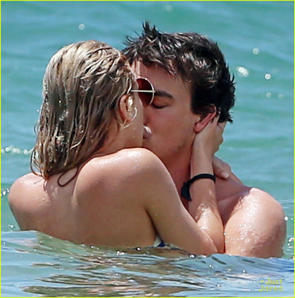 tyler blackburn kiss girlfriend beach maui vacation 06