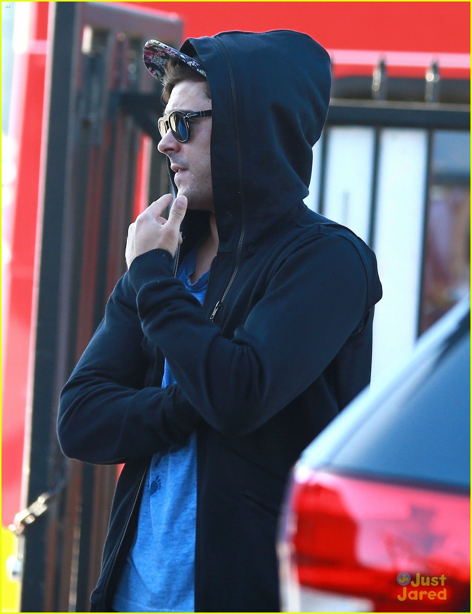 zac efron grabs lunch with manager jason barrett 04