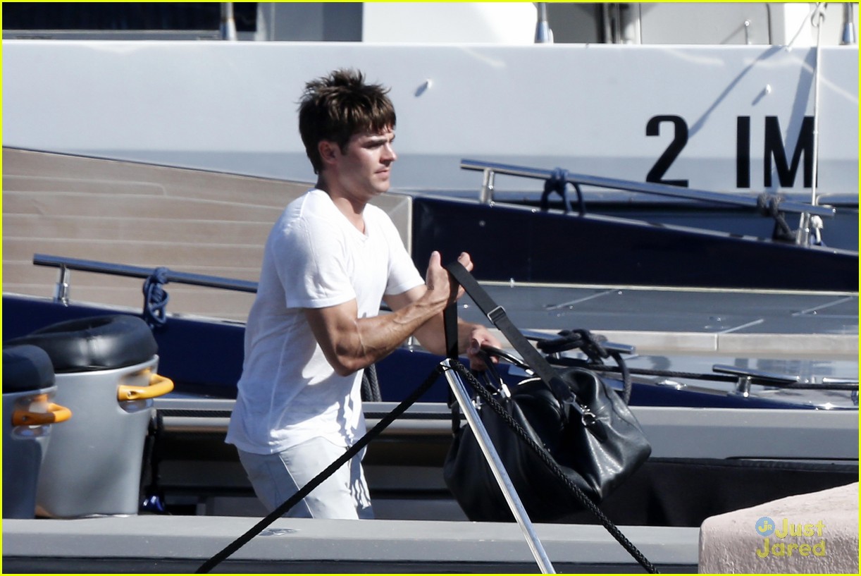 zac efron michelle rodriguez boat italy vacation 03