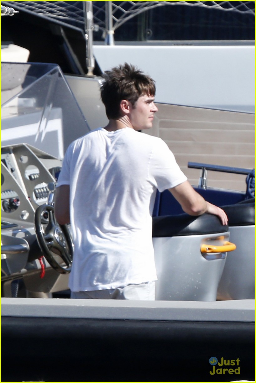 zac efron michelle rodriguez boat italy vacation 05