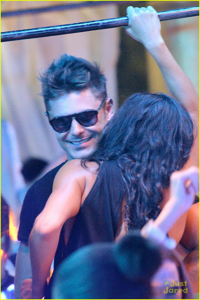 zac efron michelle rodriguez make out on the dance floor 03