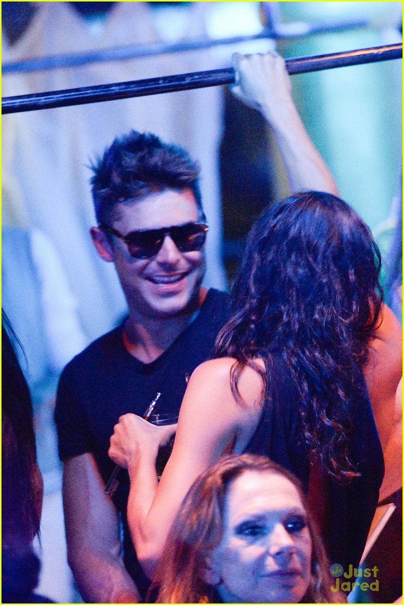 zac efron michelle rodriguez make out on the dance floor 05