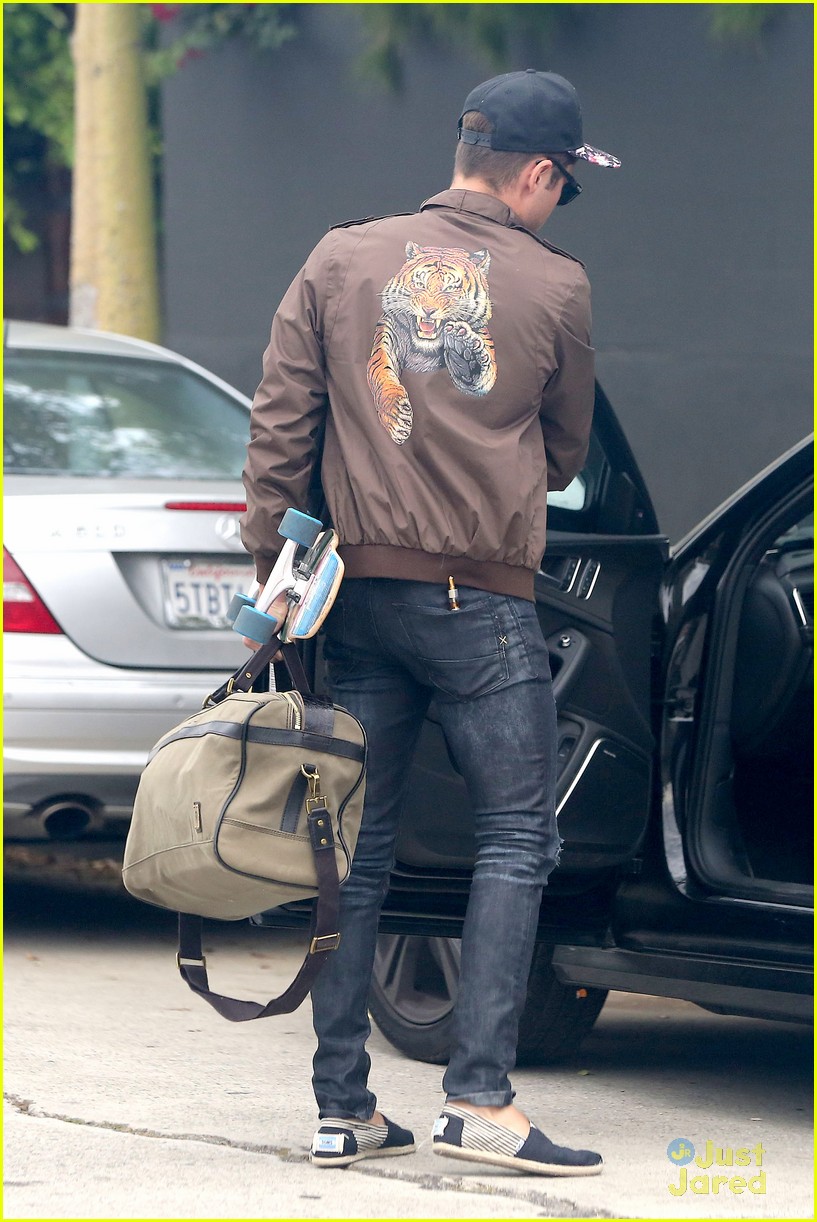 zac efron spotted leaving michelle rodriguez home 01