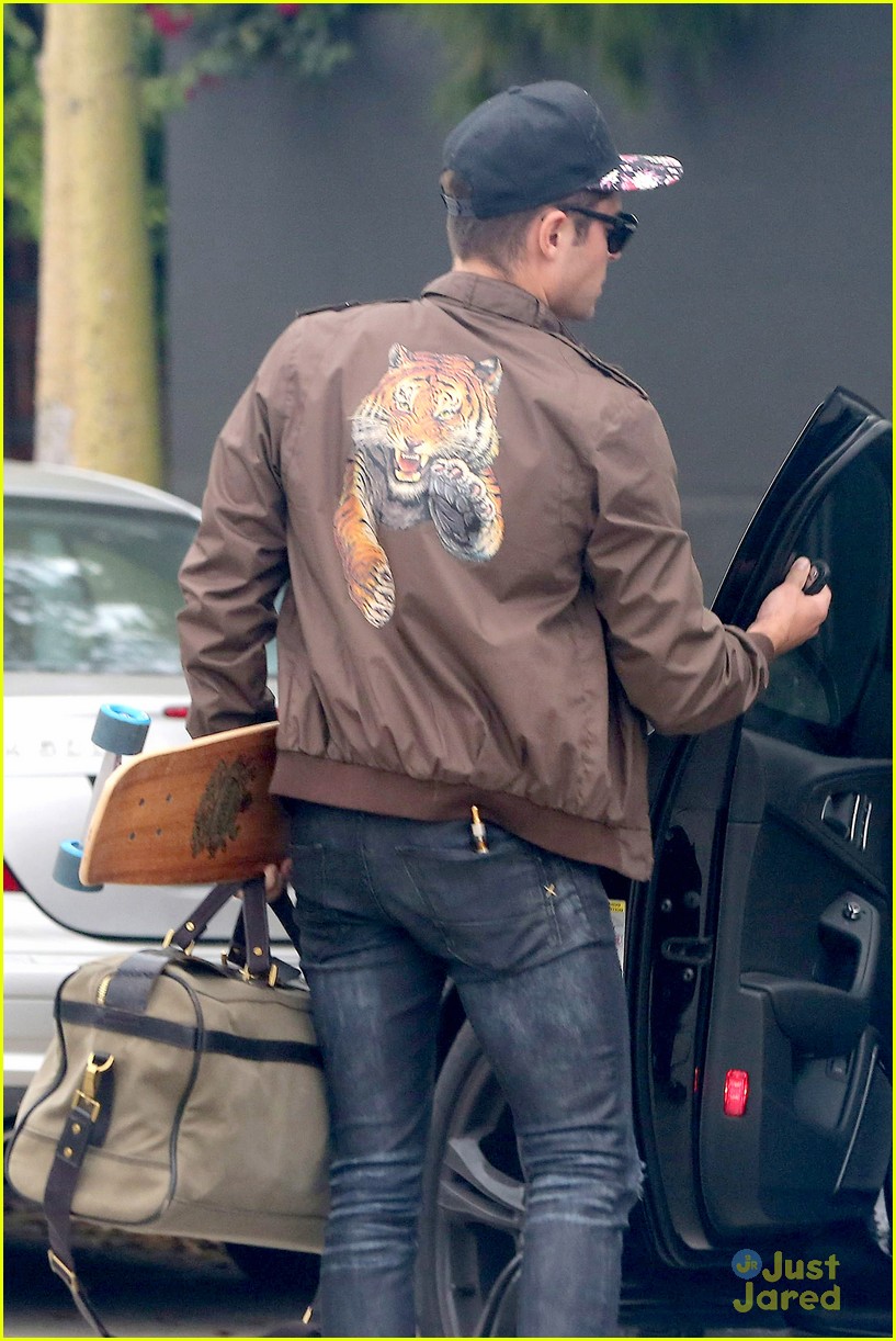 zac efron spotted leaving michelle rodriguez home 04