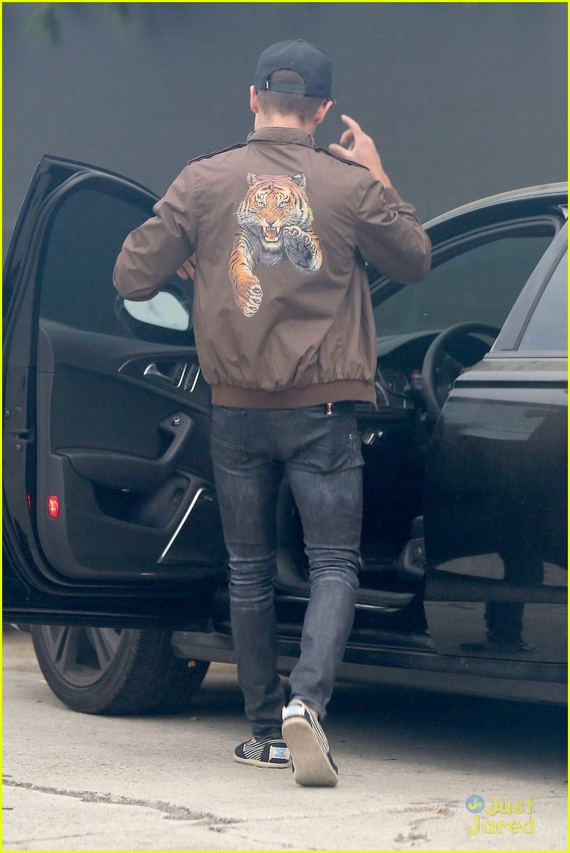 zac efron spotted leaving michelle rodriguez home 05