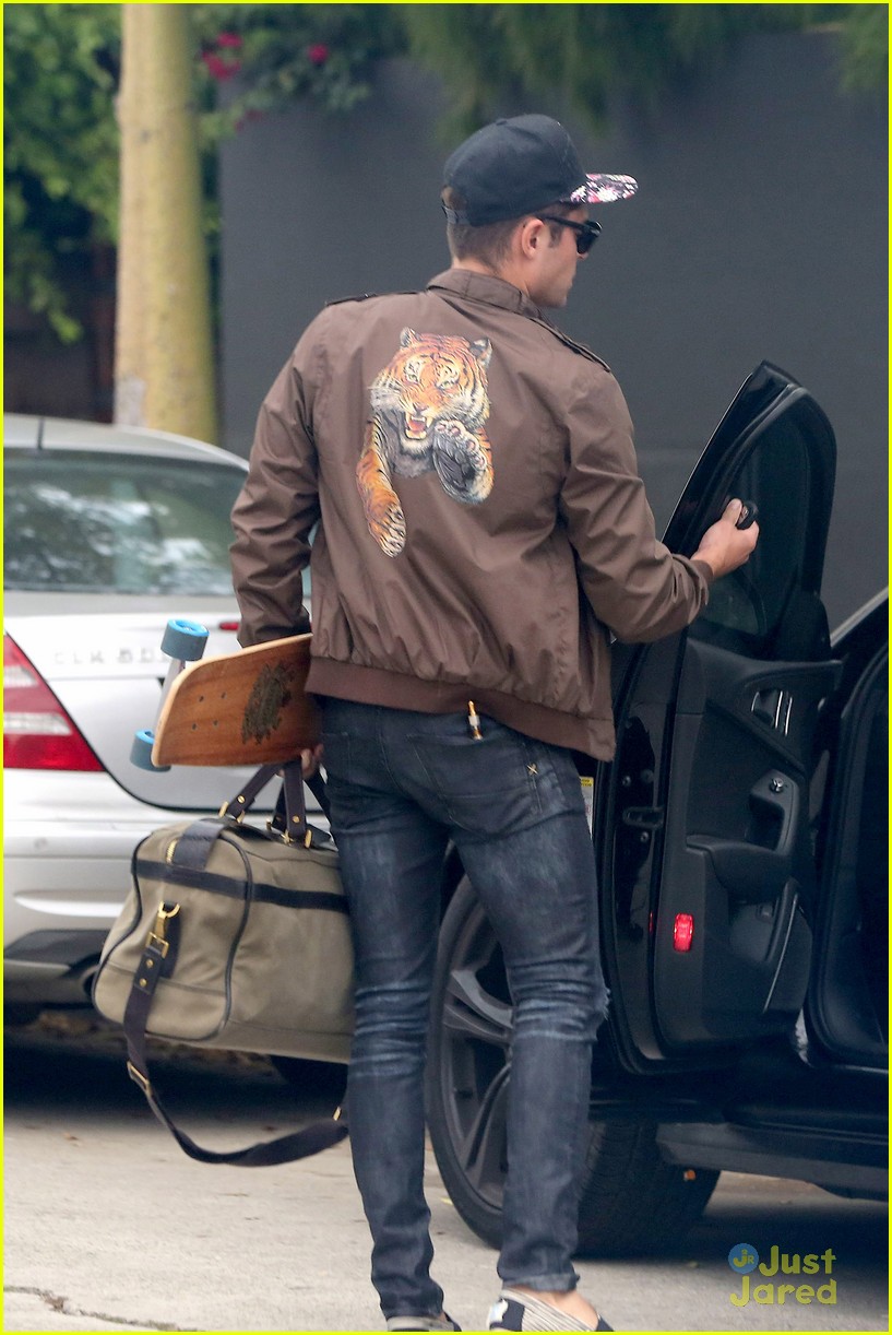 zac efron spotted leaving michelle rodriguez home 06