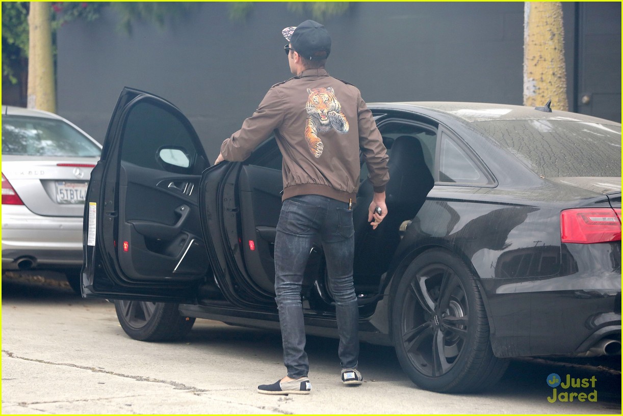 zac efron spotted leaving michelle rodriguez home 08