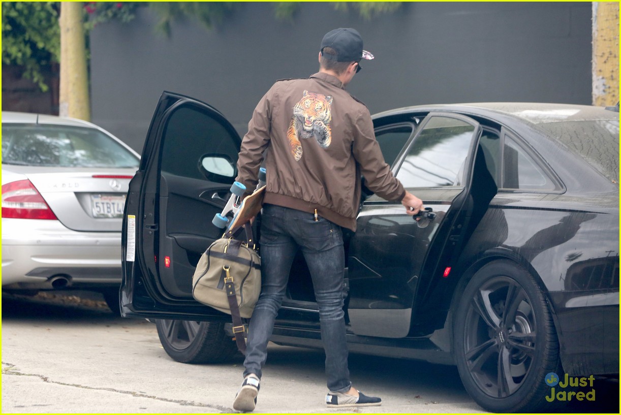 zac efron spotted leaving michelle rodriguez home 11