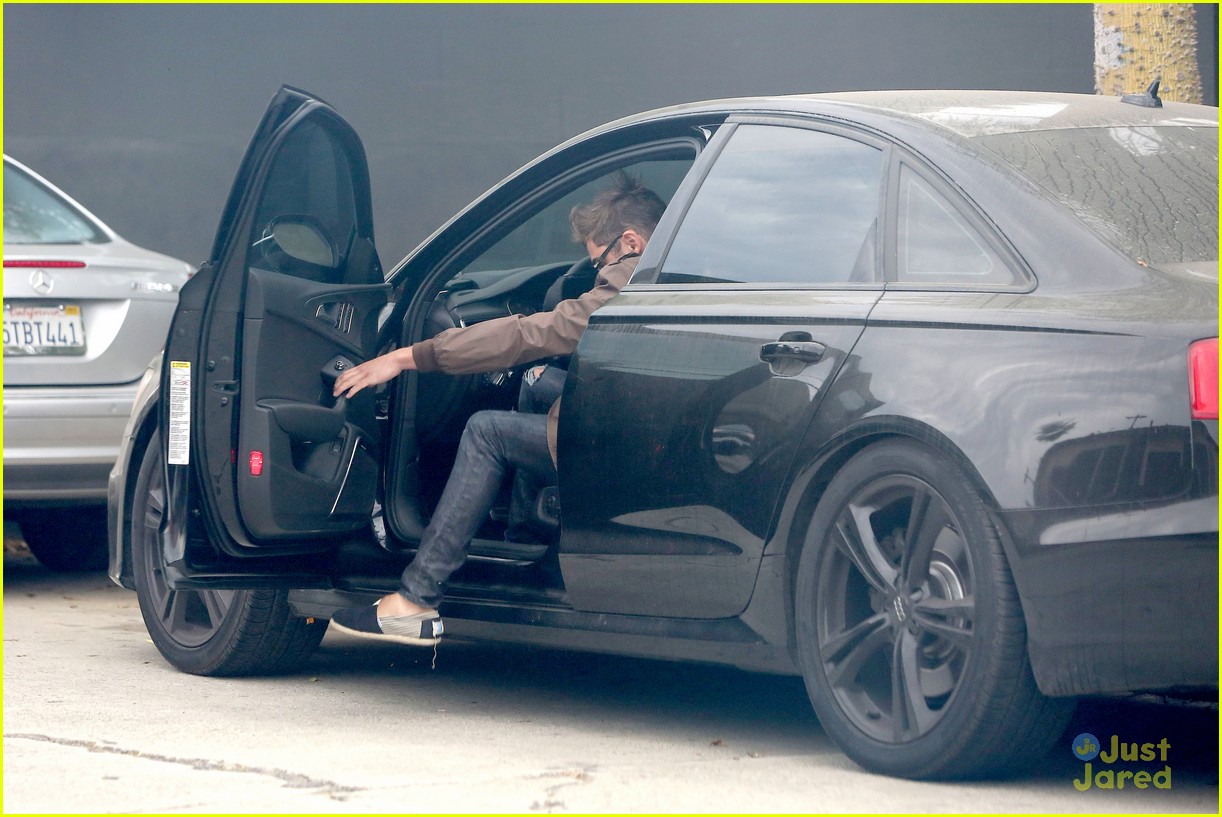 zac efron spotted leaving michelle rodriguez home 12