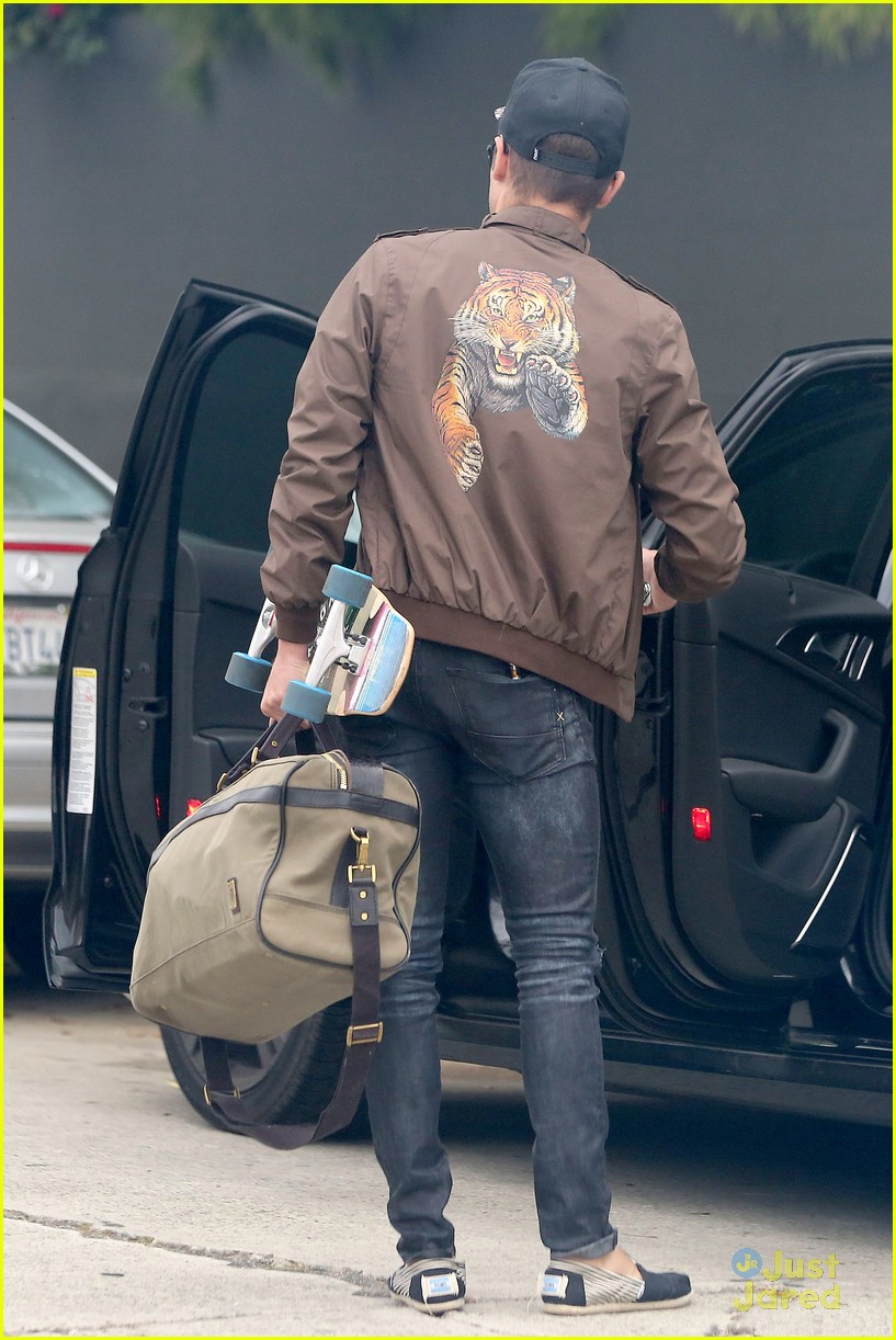 zac efron spotted leaving michelle rodriguez home 13