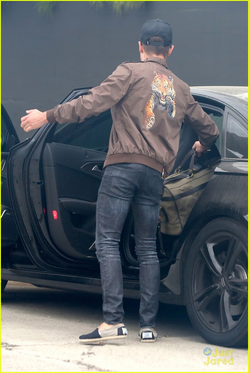 zac efron spotted leaving michelle rodriguez home 14